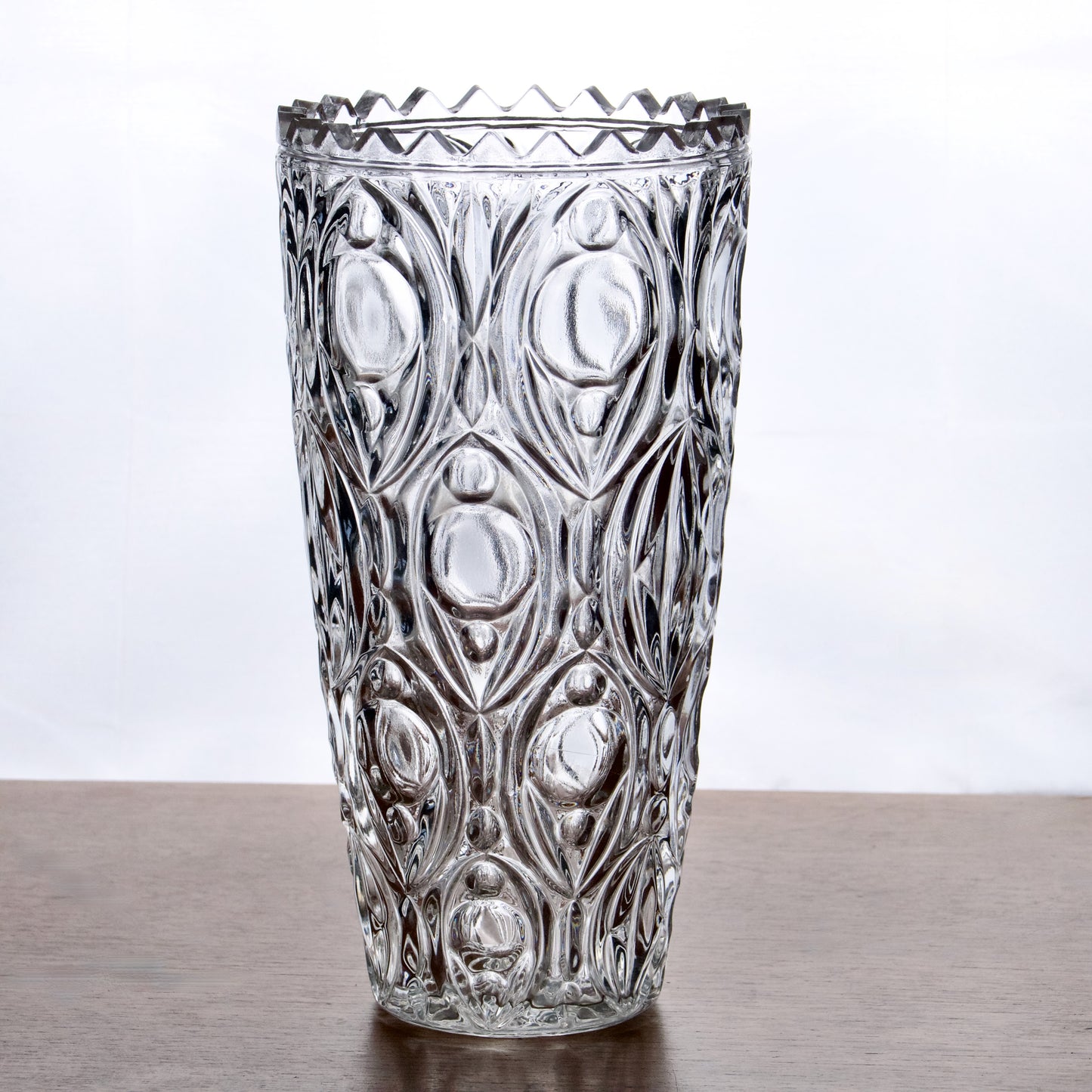 Grand vase en verre épais taillé