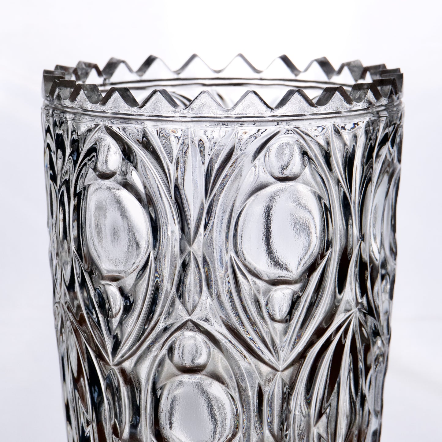 Grand vase en verre épais taillé