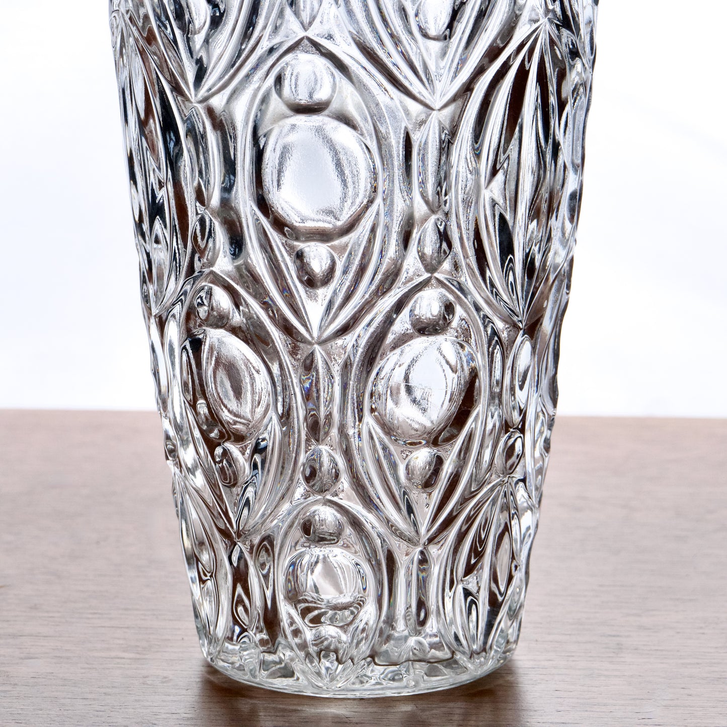 Grand vase en verre épais taillé