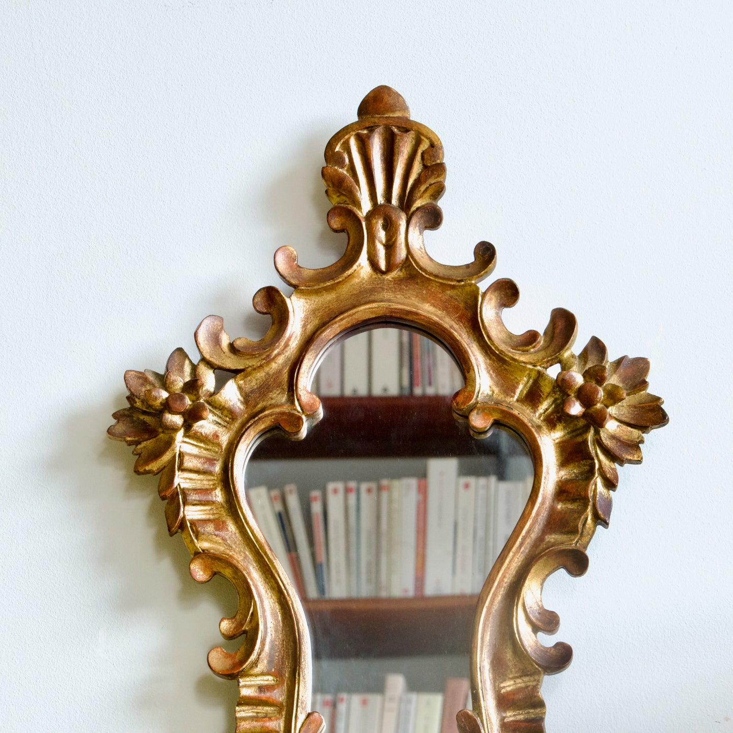 Miroir doré baroque allongé
