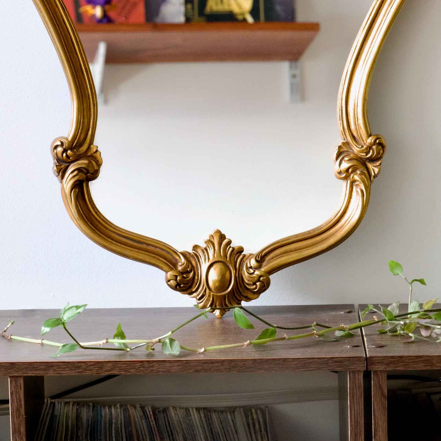 Grand miroir en bois et stuc doré baroque