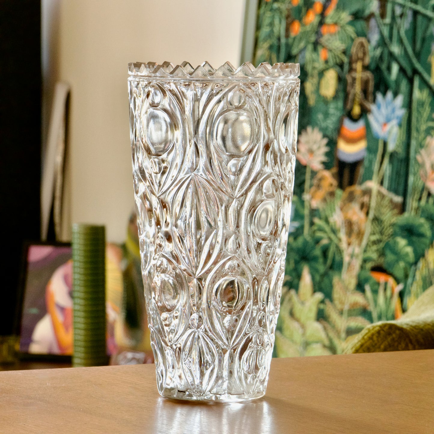 Grand vase en verre épais taillé