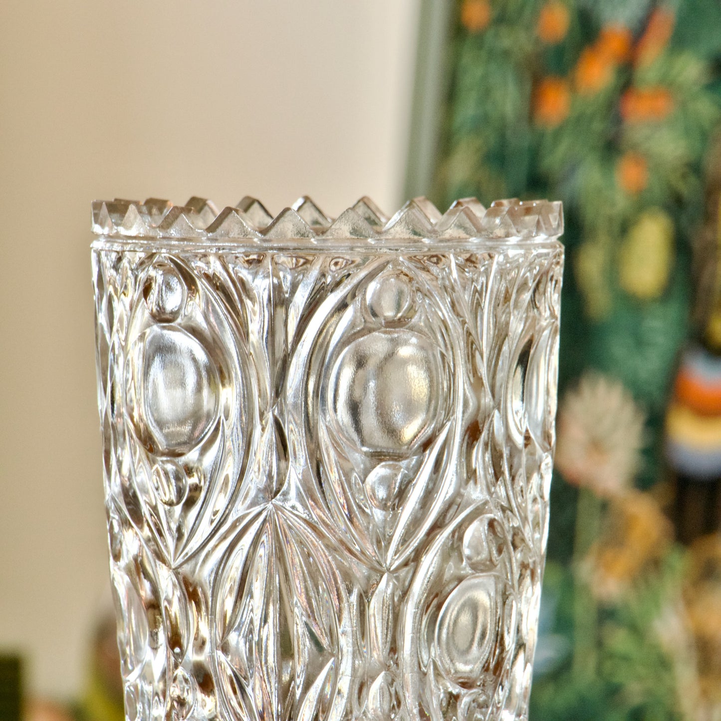 Grand vase en verre épais taillé