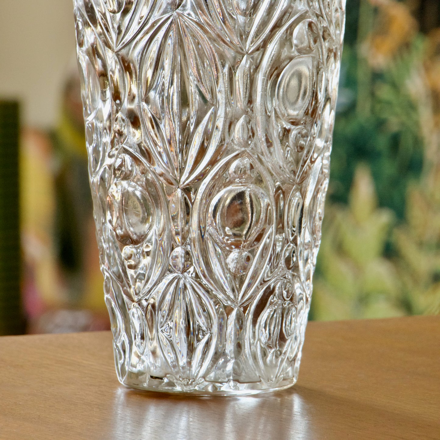 Grand vase en verre épais taillé