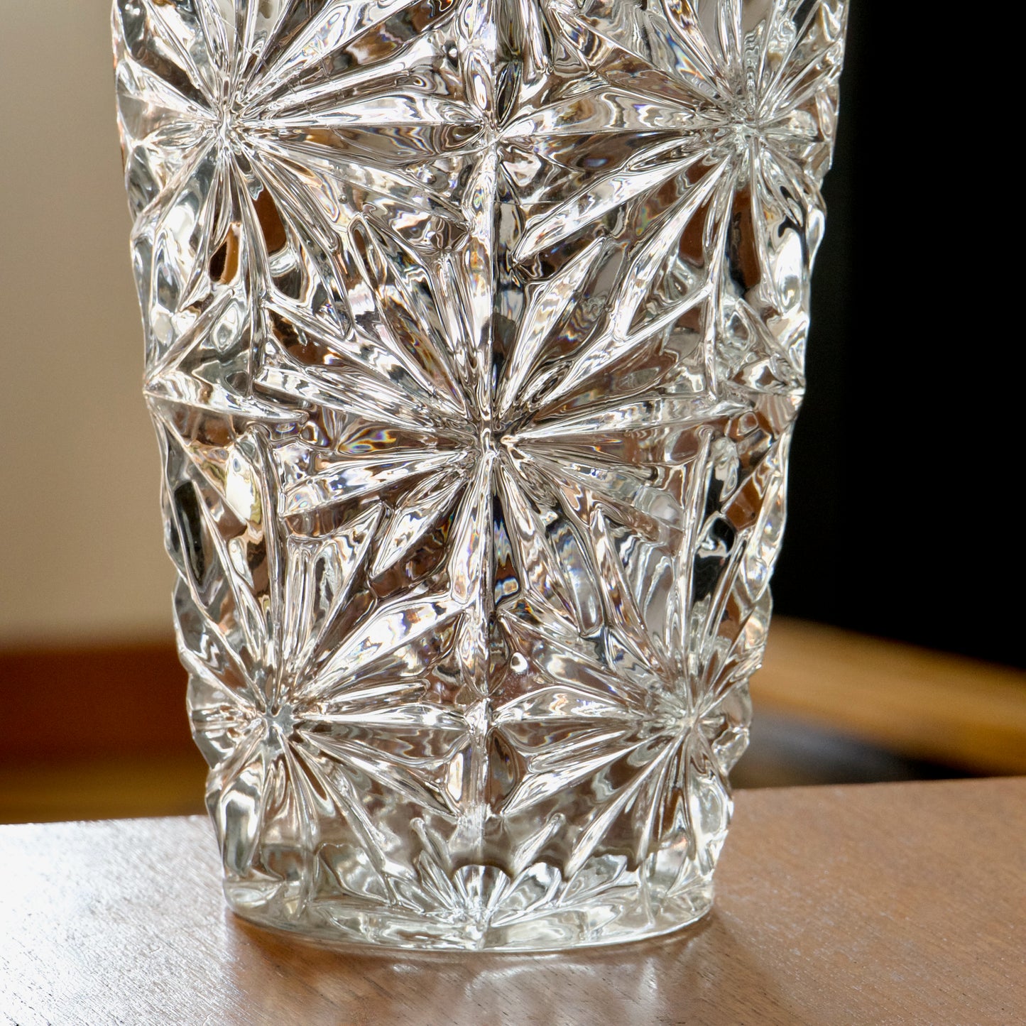 Grand vase vintage en verre taillé en étoiles