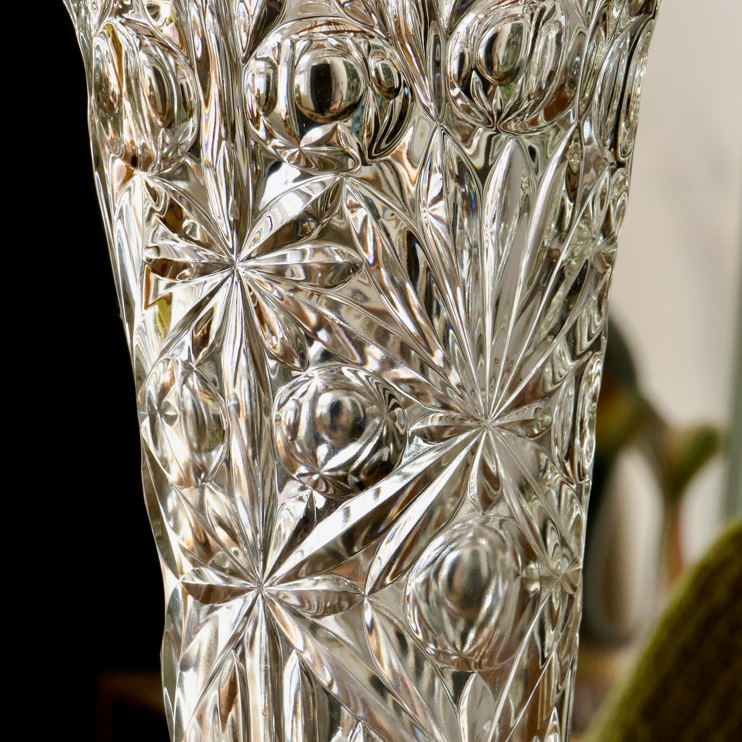 Grand vase en verre épais ciselé épis et grandes perles