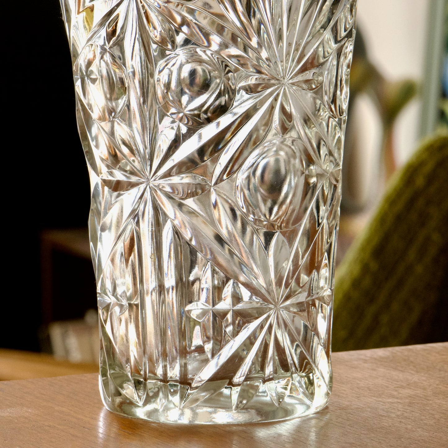 Grand vase en verre épais ciselé épis et grandes perles
