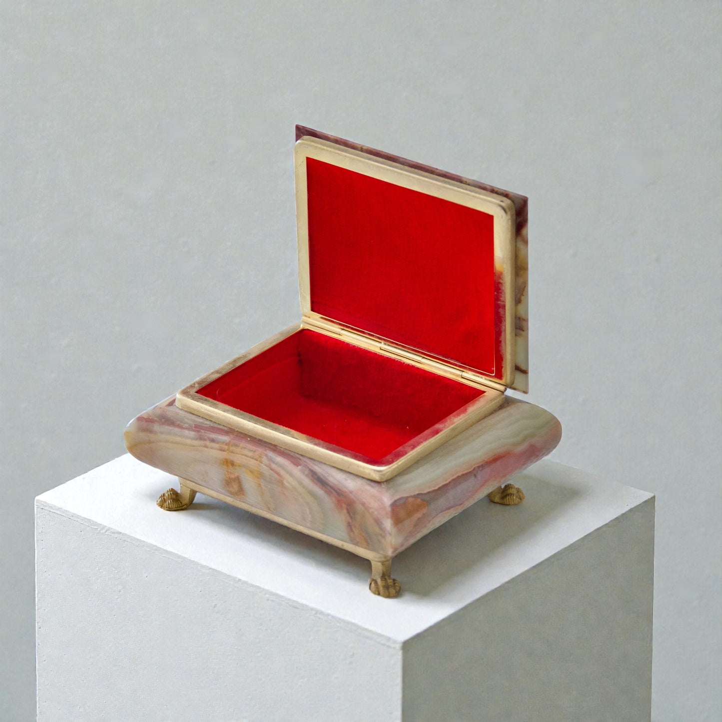 Petit coffret à bijoux en marbre onyx, velours et pattes de lion dorées