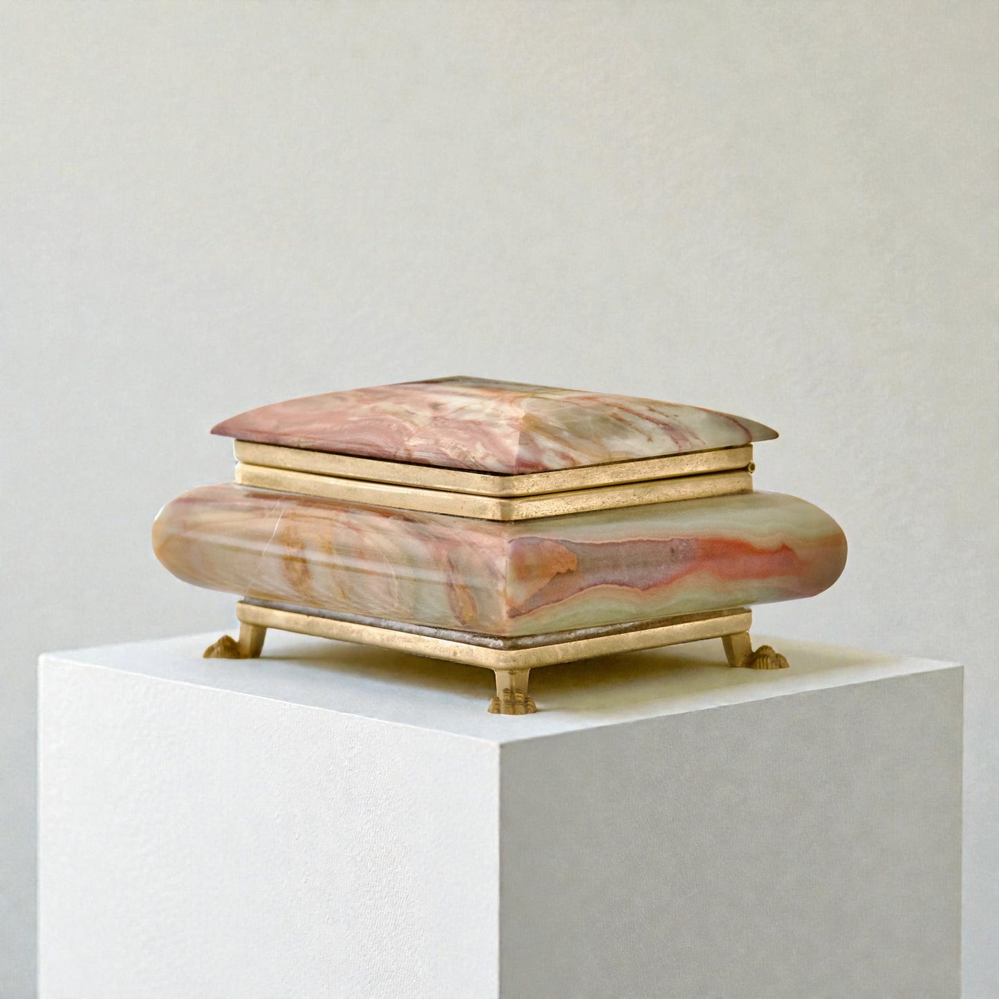 Petit coffret à bijoux en marbre onyx, velours et pattes de lion dorées