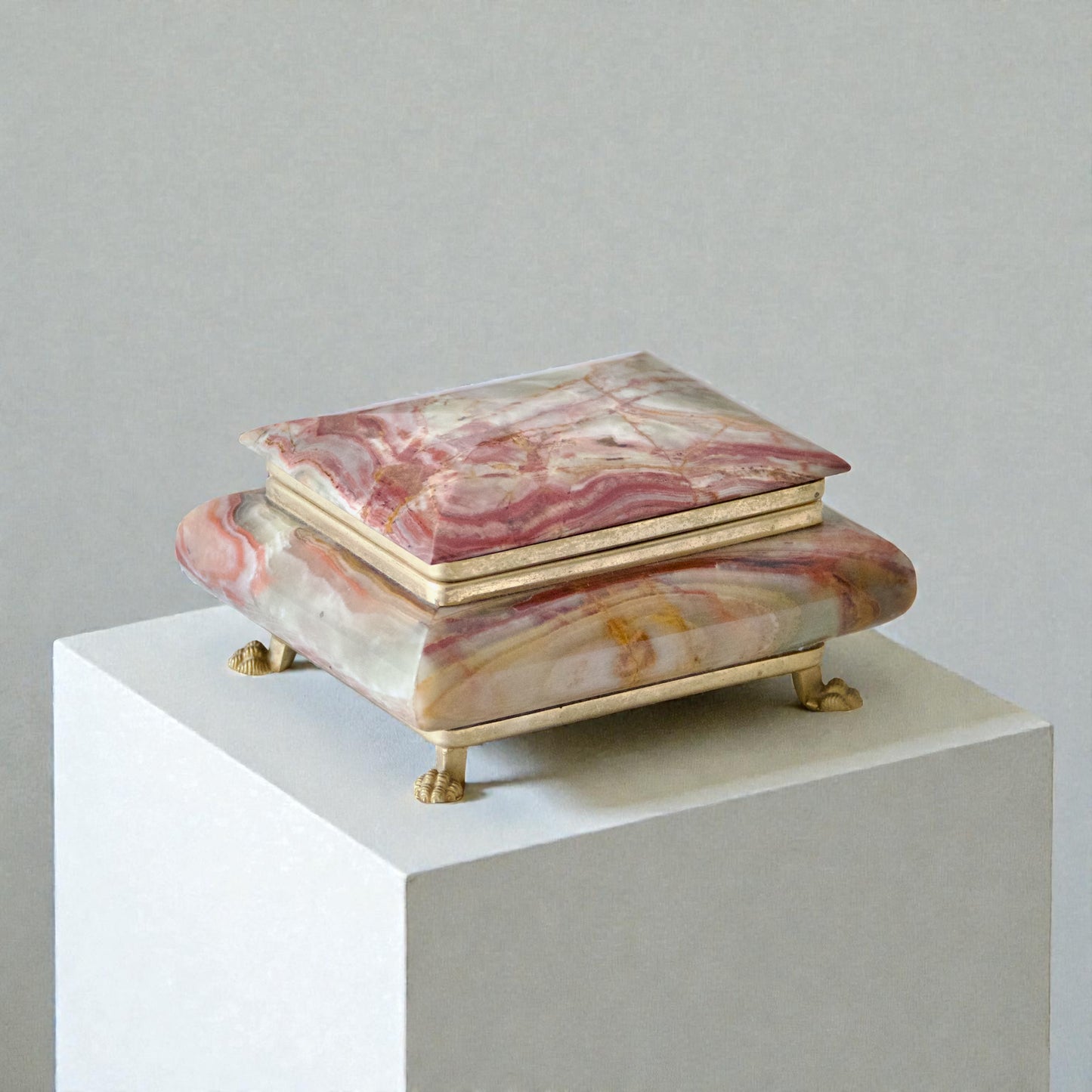 Petit coffret à bijoux en marbre onyx, velours et pattes de lion dorées