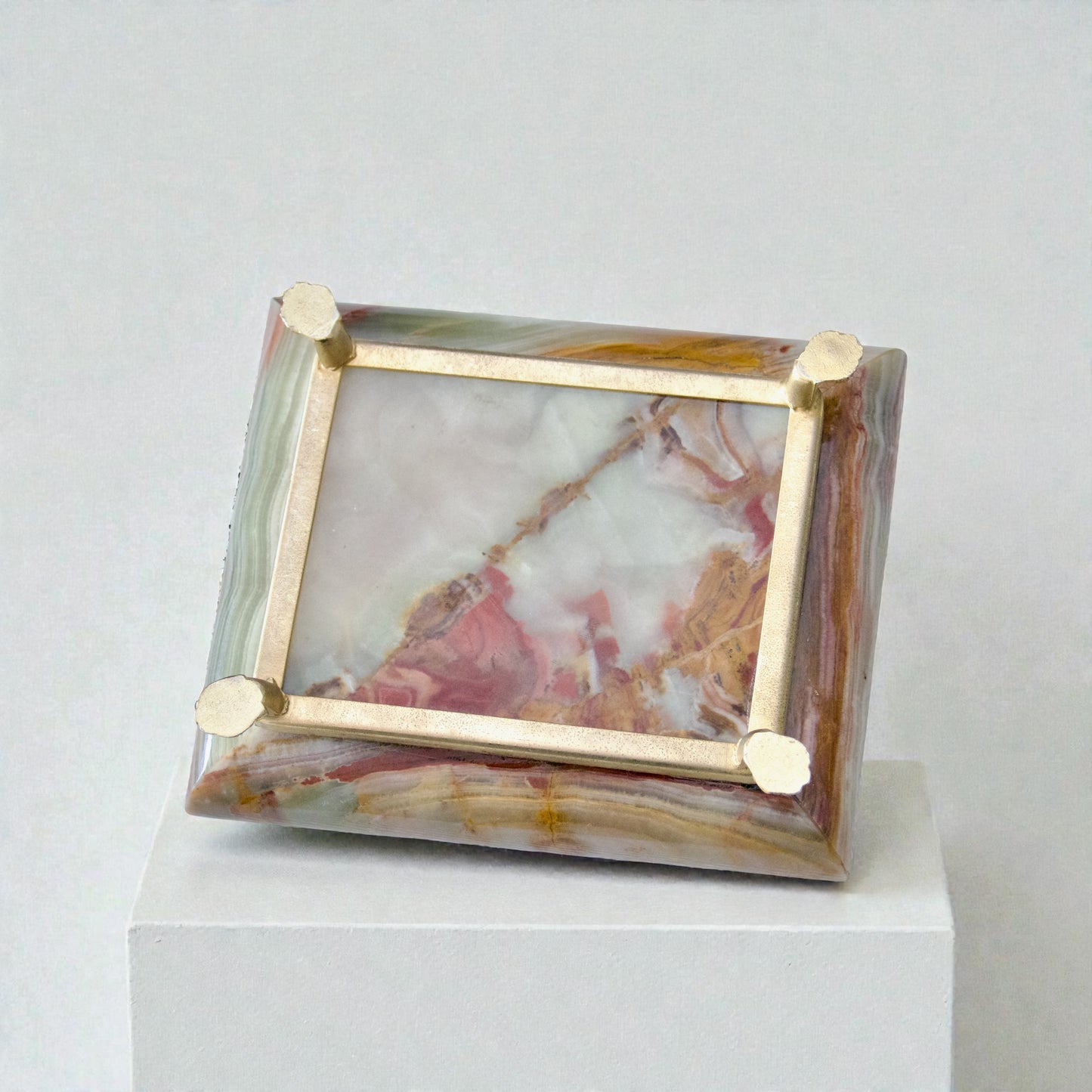 Petit coffret à bijoux en marbre onyx, velours et pattes de lion dorées