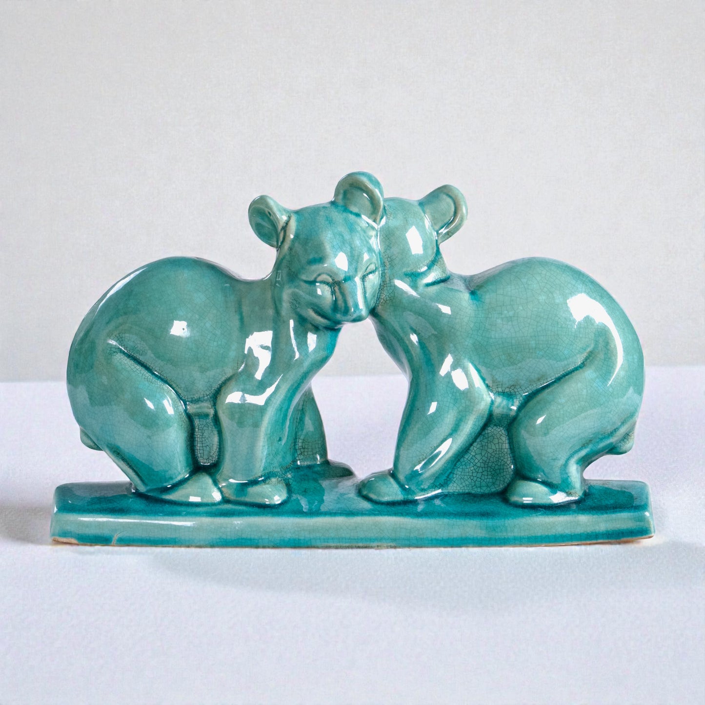 Statuette aux oursons entrelacés LV Ceram