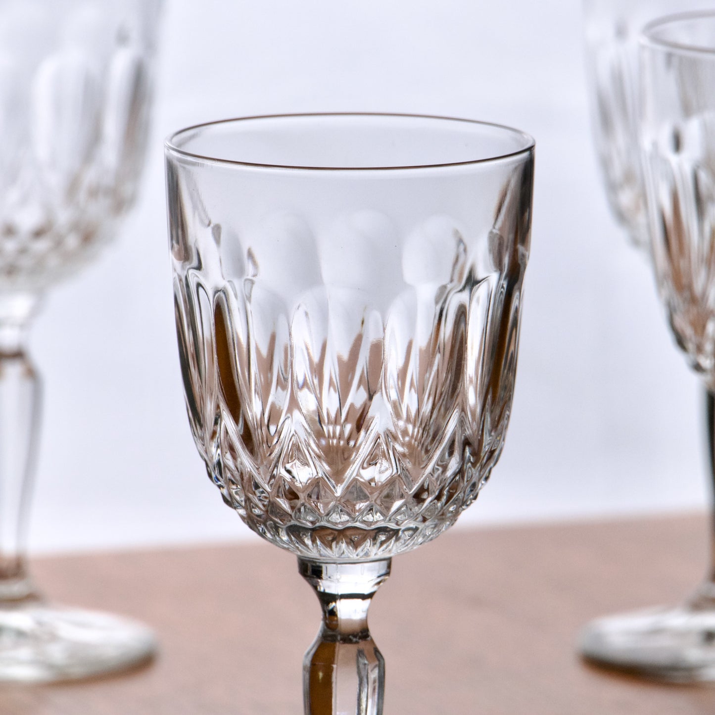 6 verres à vin anciens ciselure gouttes et diamant