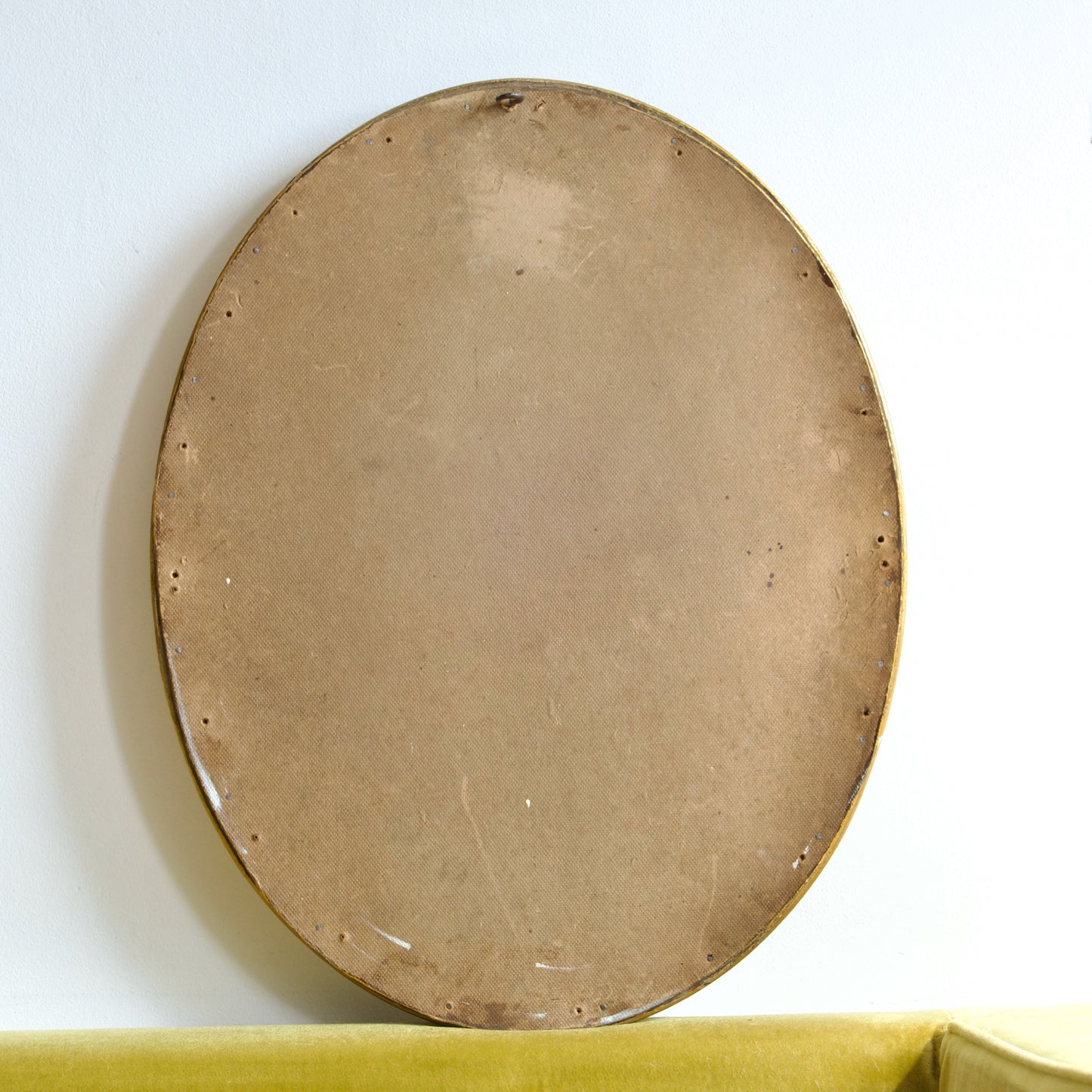 Miroir ovale doré avec moulures