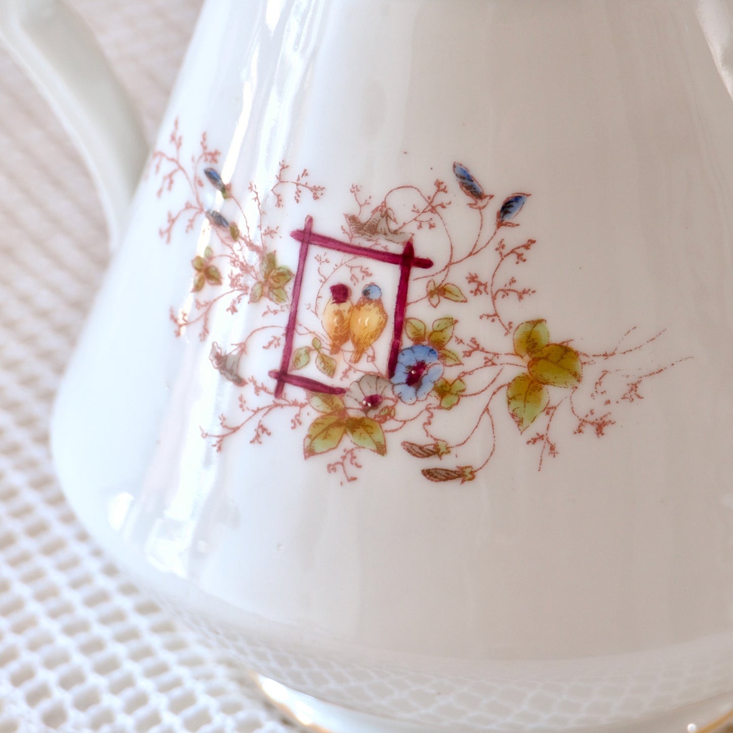 Cafetière en porcelaine décor d'oiseaux