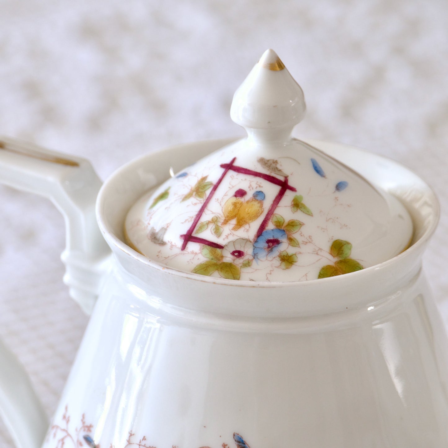 Cafetière en porcelaine décor d'oiseaux