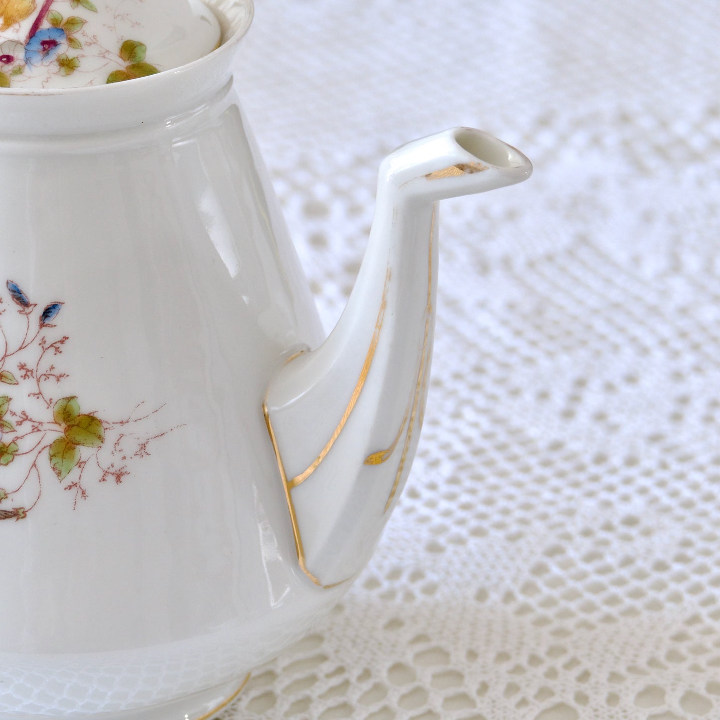 Cafetière en porcelaine décor d'oiseaux