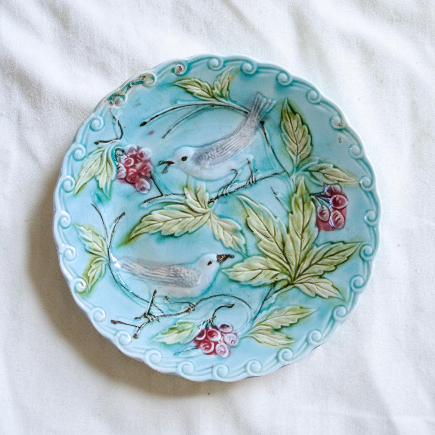 Trio d'assiettes XIXe en barbotine oiseaux turquoises