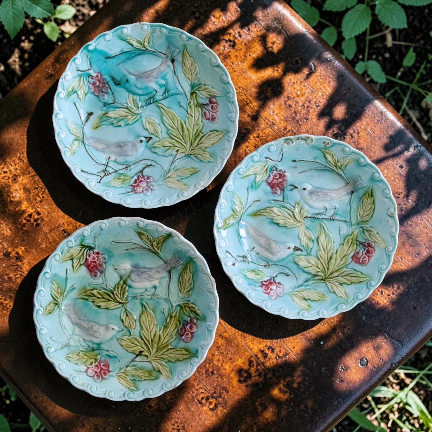 Trio d'assiettes XIXe en barbotine oiseaux turquoises