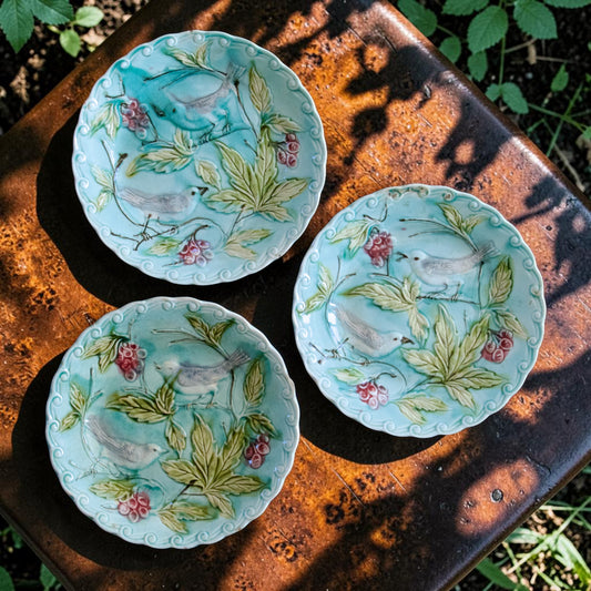 Trio d'assiettes XIXe en barbotine oiseaux turquoises