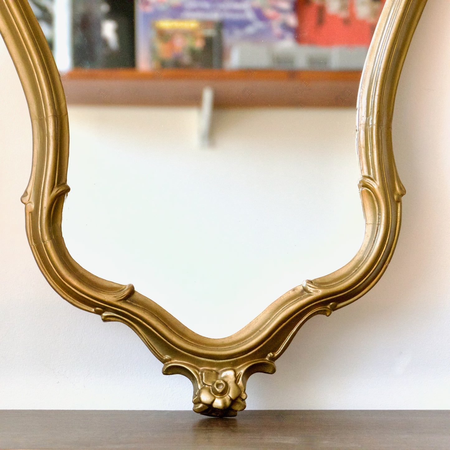 Grand miroir doré baroque en bois et stuc