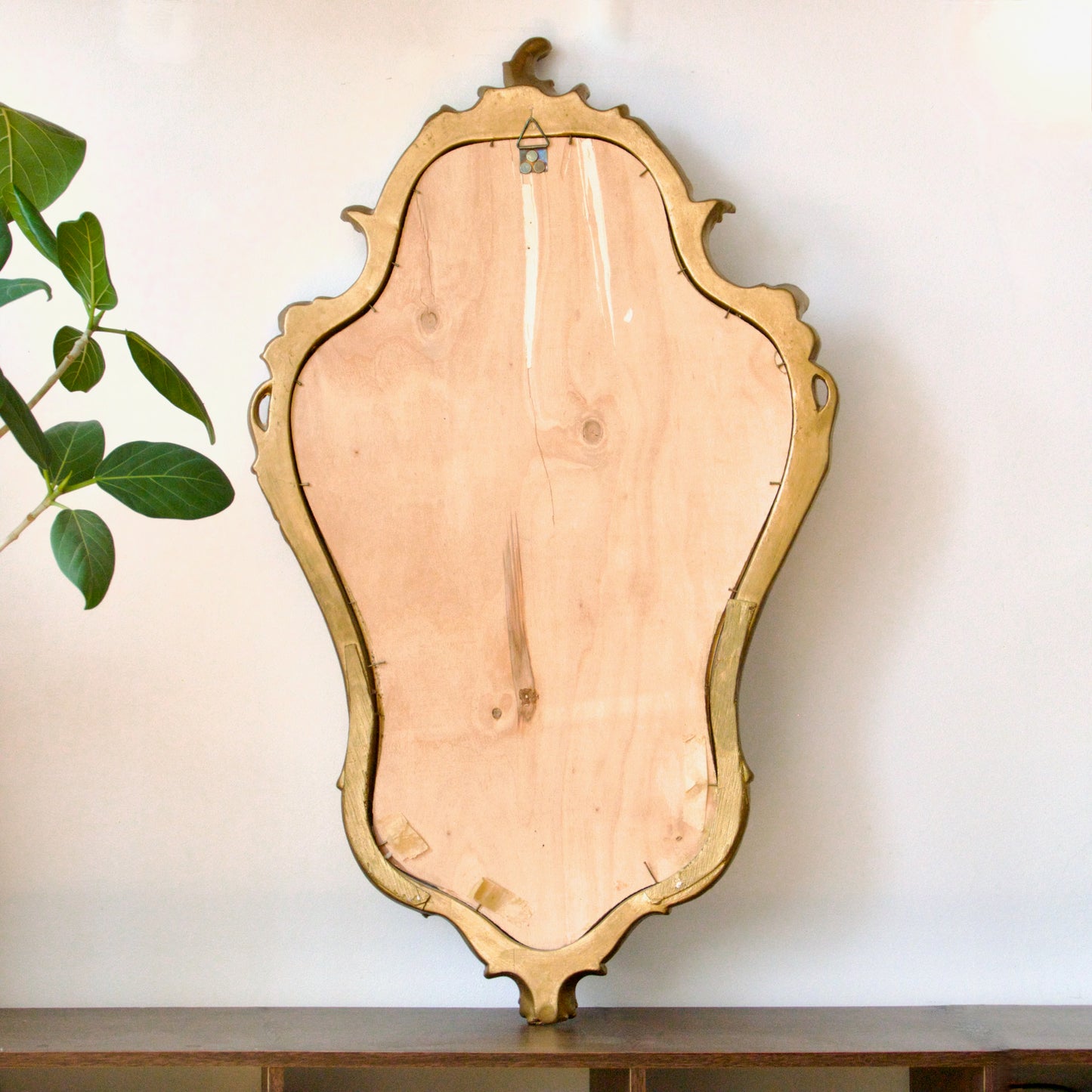 Grand miroir doré baroque en bois et stuc