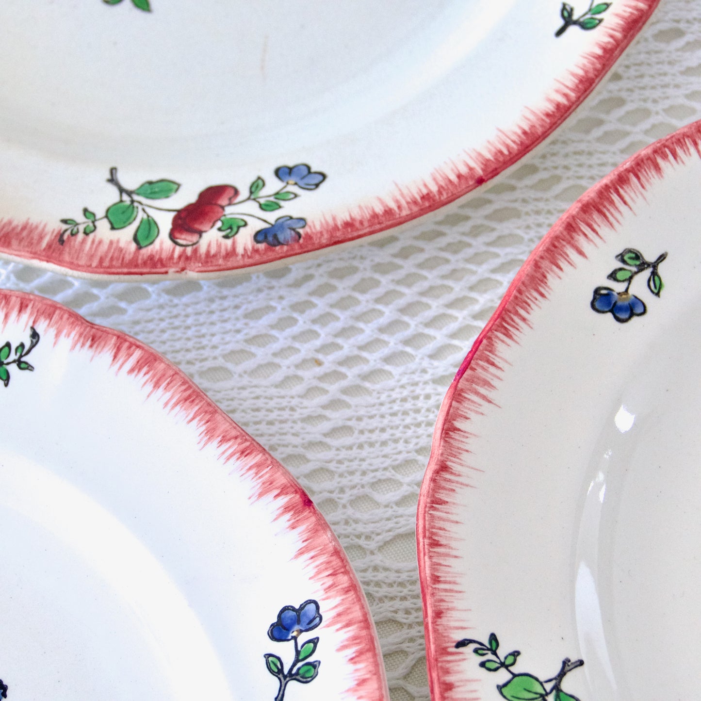 6 assiettes plates XIXe Gien "Lorraine" pâtinées