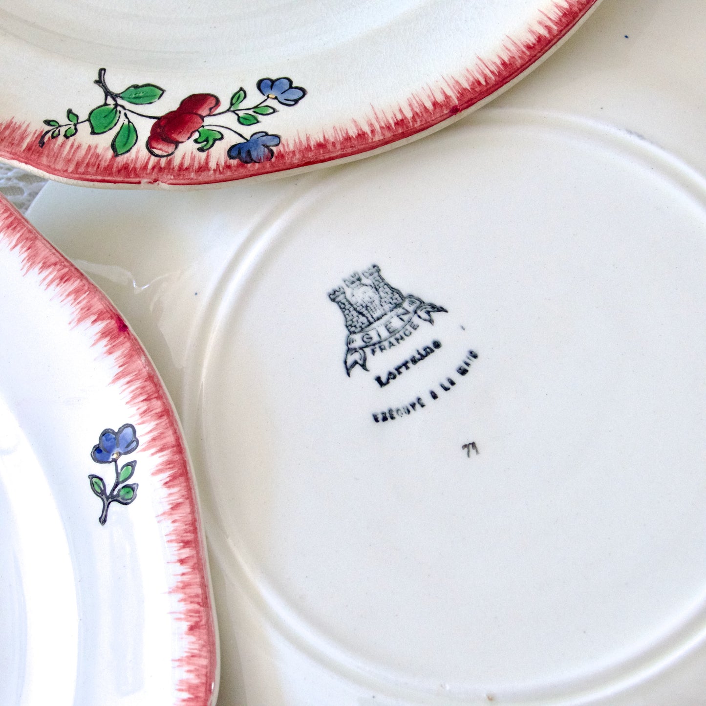 6 assiettes plates XIXe Gien "Lorraine" pâtinées