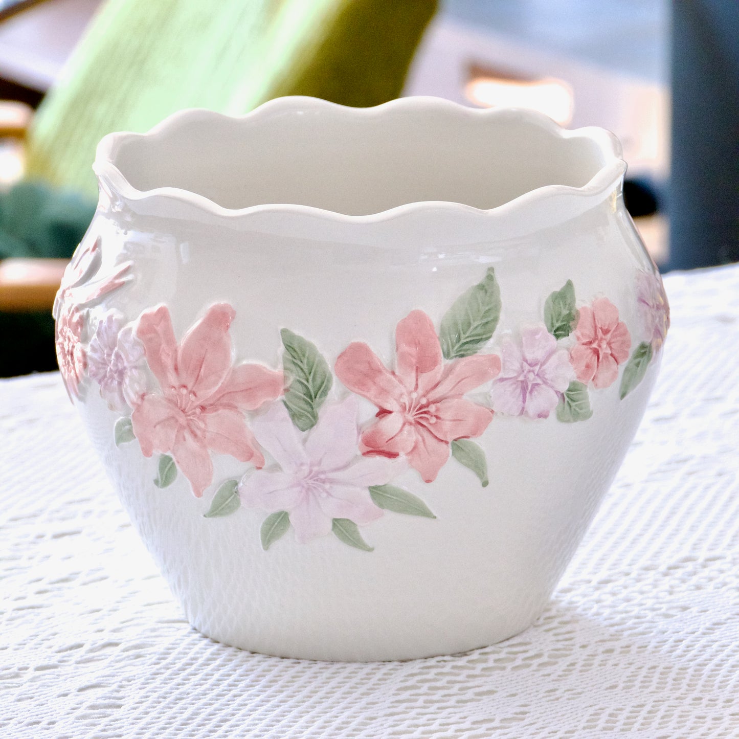 Grand cache pot relief fleuri et noeud rose