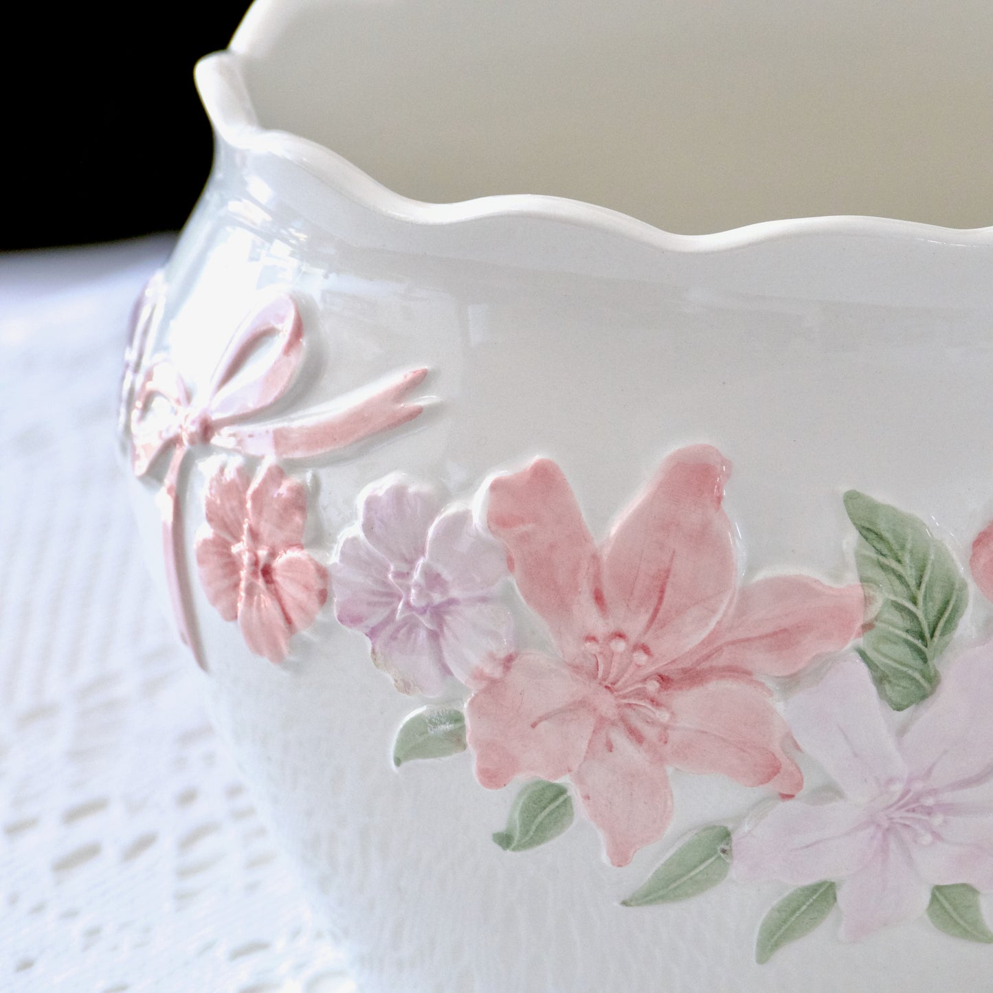 Grand cache pot relief fleuri et noeud rose