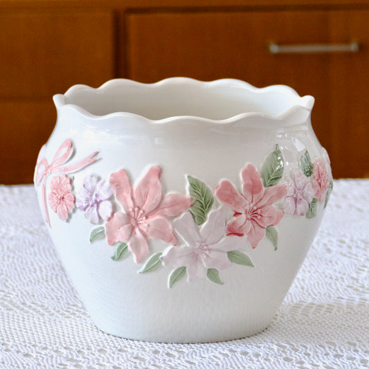 Grand cache pot relief fleuri et noeud rose