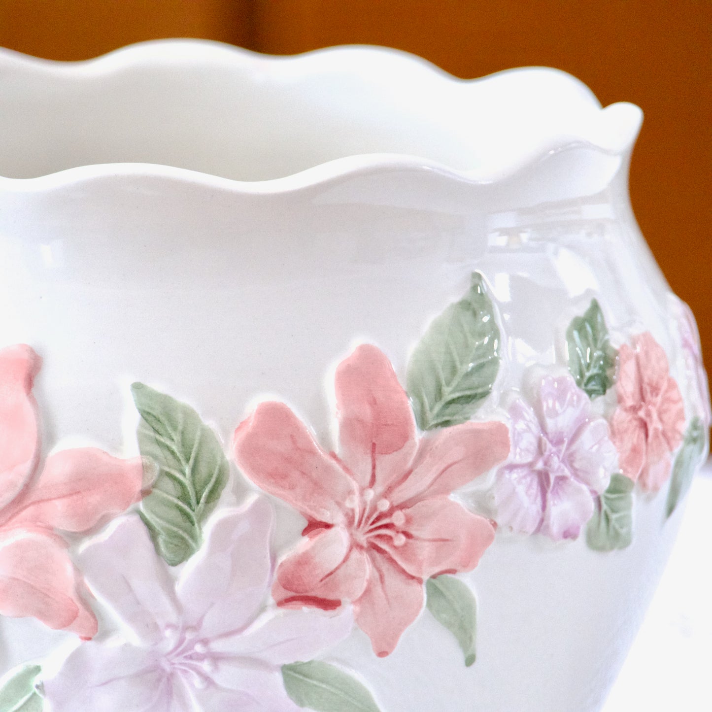 Grand cache pot relief fleuri et noeud rose