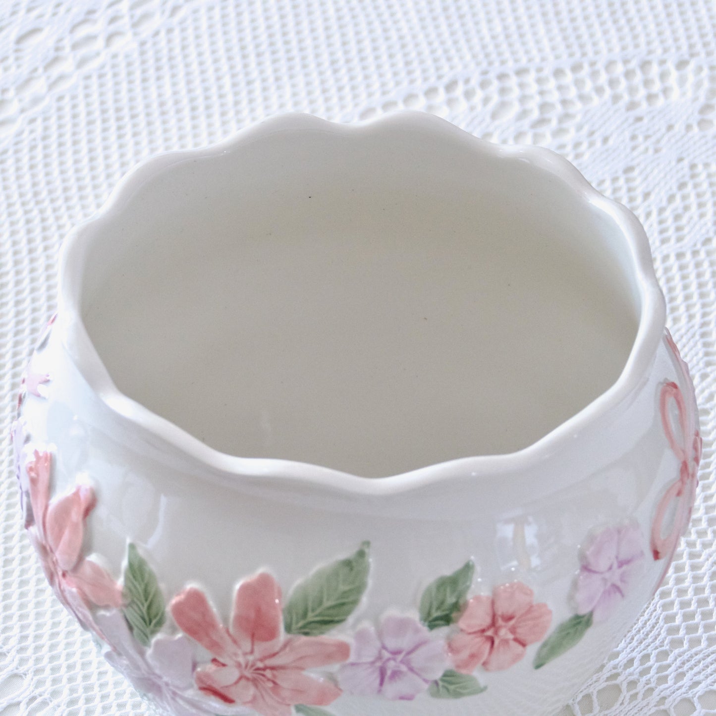 Grand cache pot relief fleuri et noeud rose