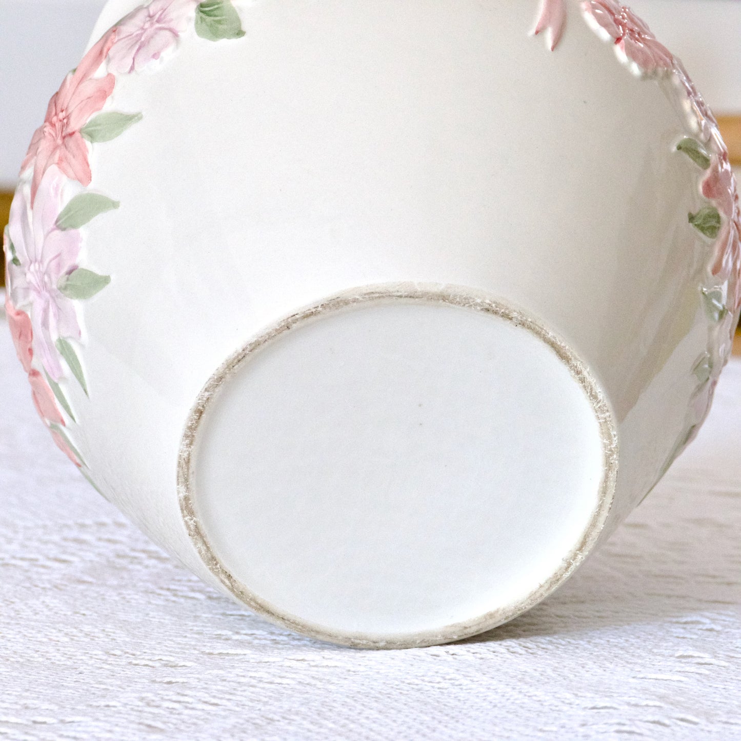 Grand cache pot relief fleuri et noeud rose