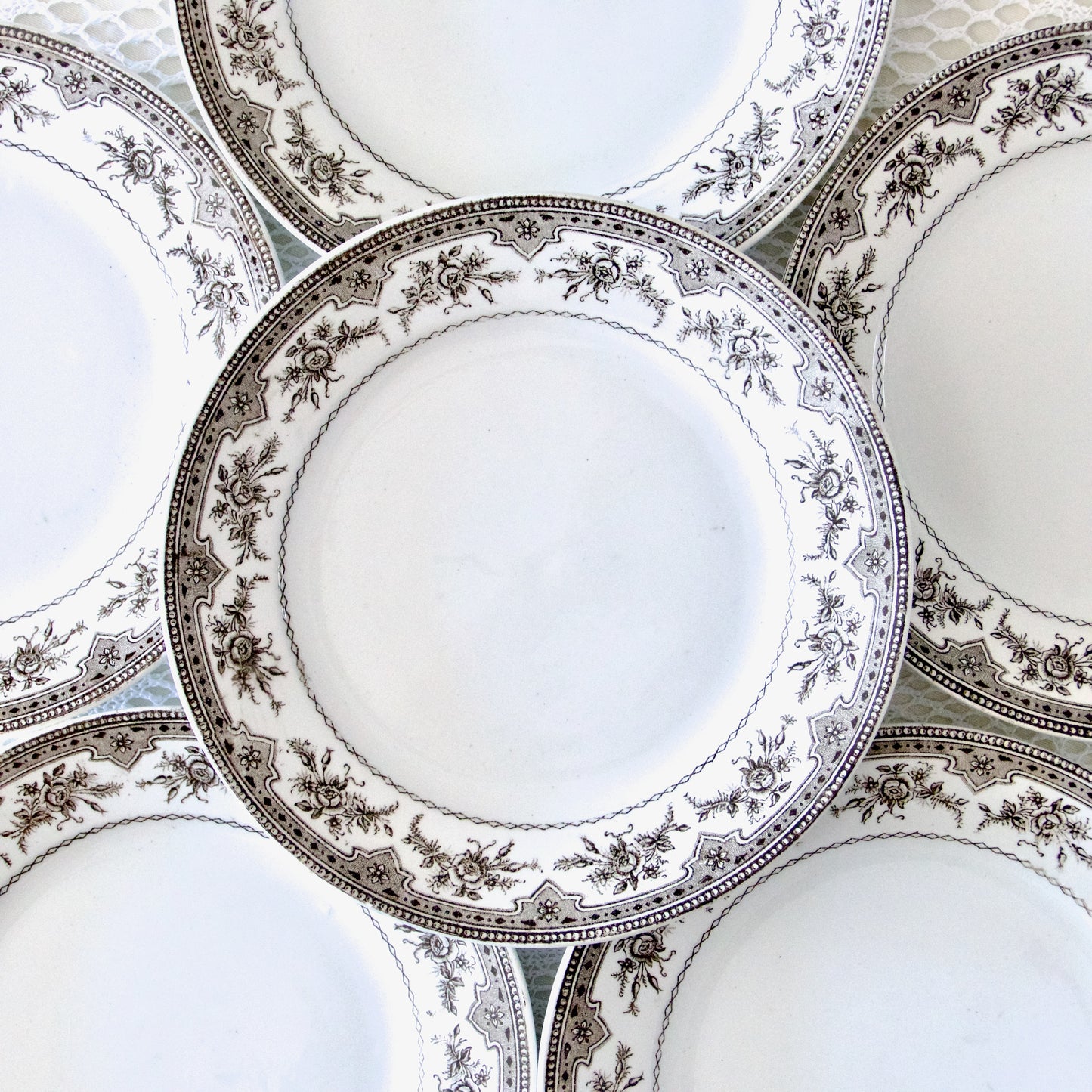 Assiettes à dessert Onnaing collection "Roses-Mousses" - terre de fer