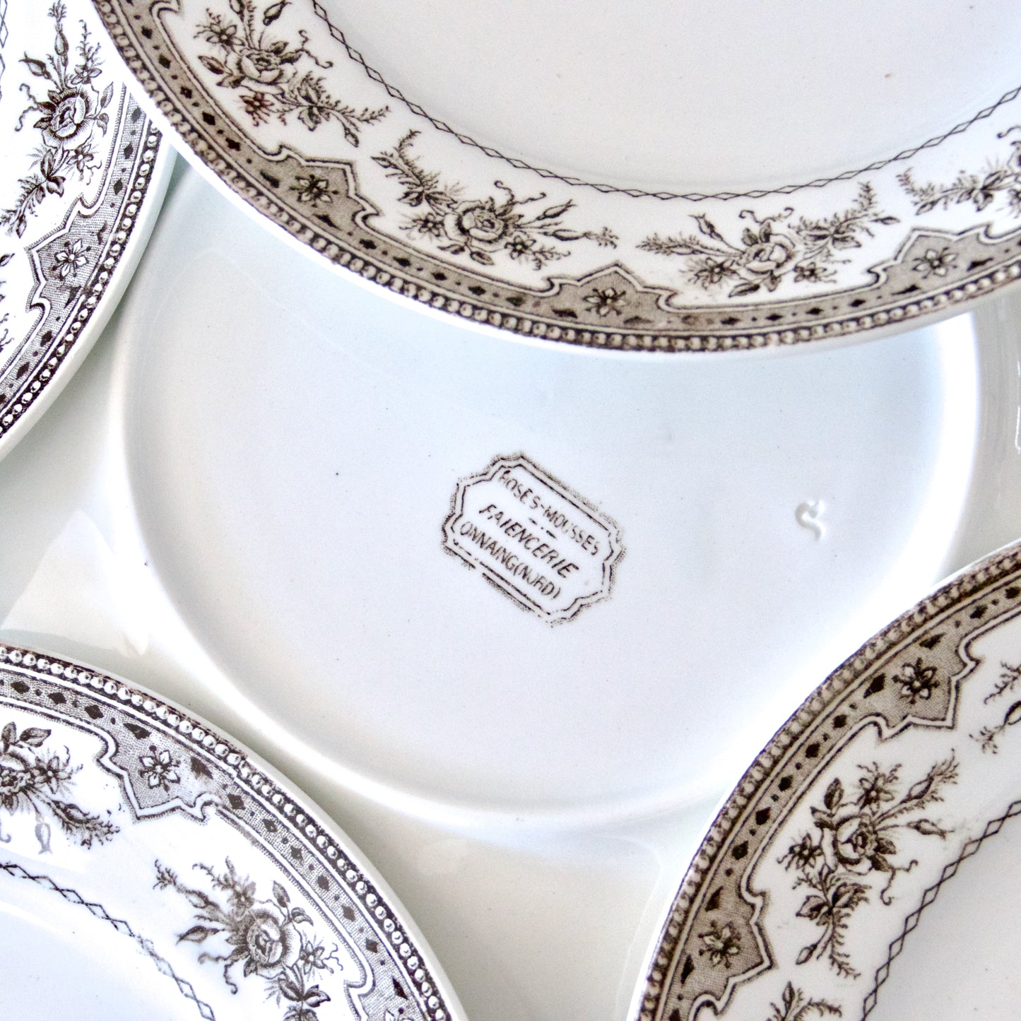 Assiettes à dessert Onnaing collection "Roses-Mousses" - terre de fer
