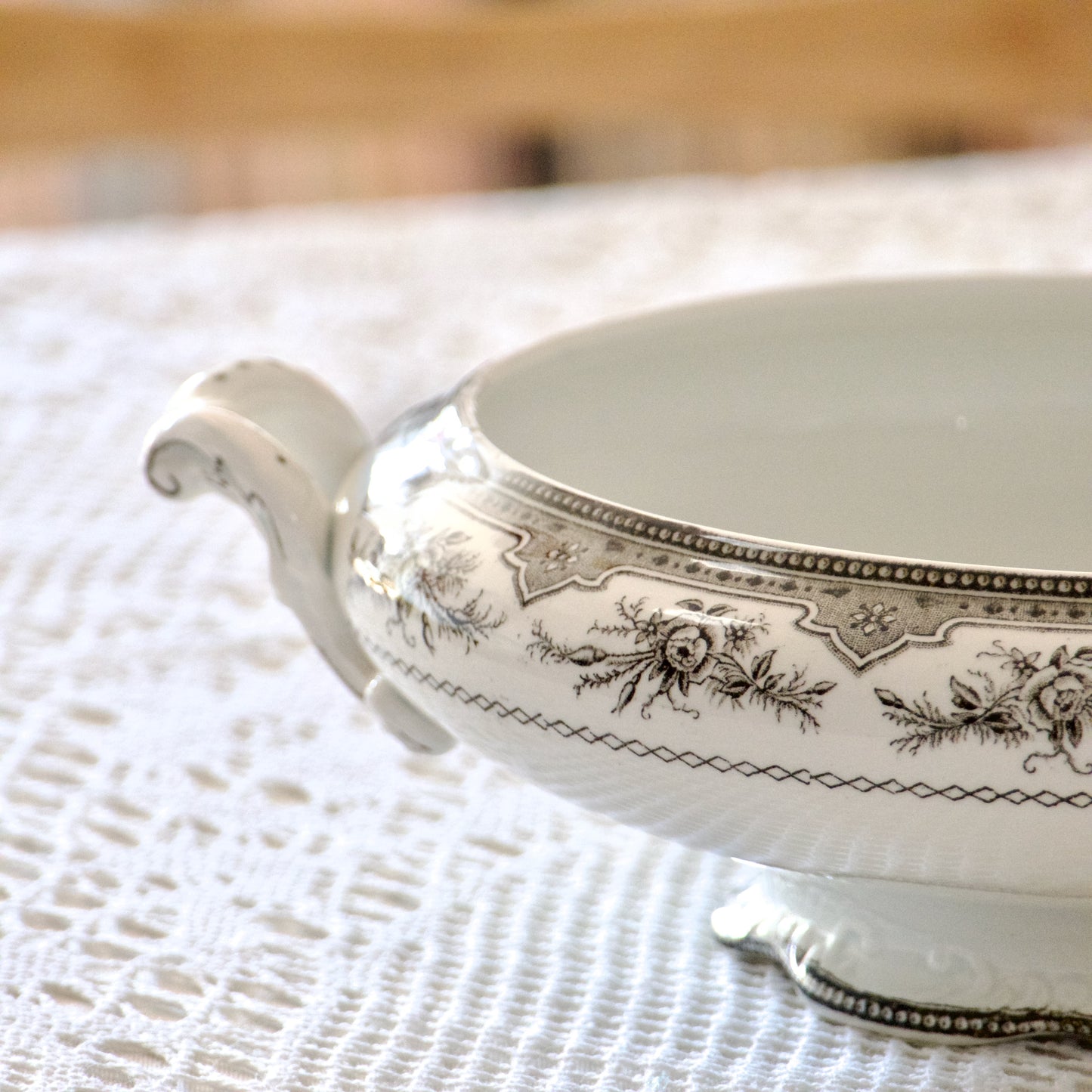 Légumier / saladier terre de fer signé Onnaing collection "Roses Mousses"