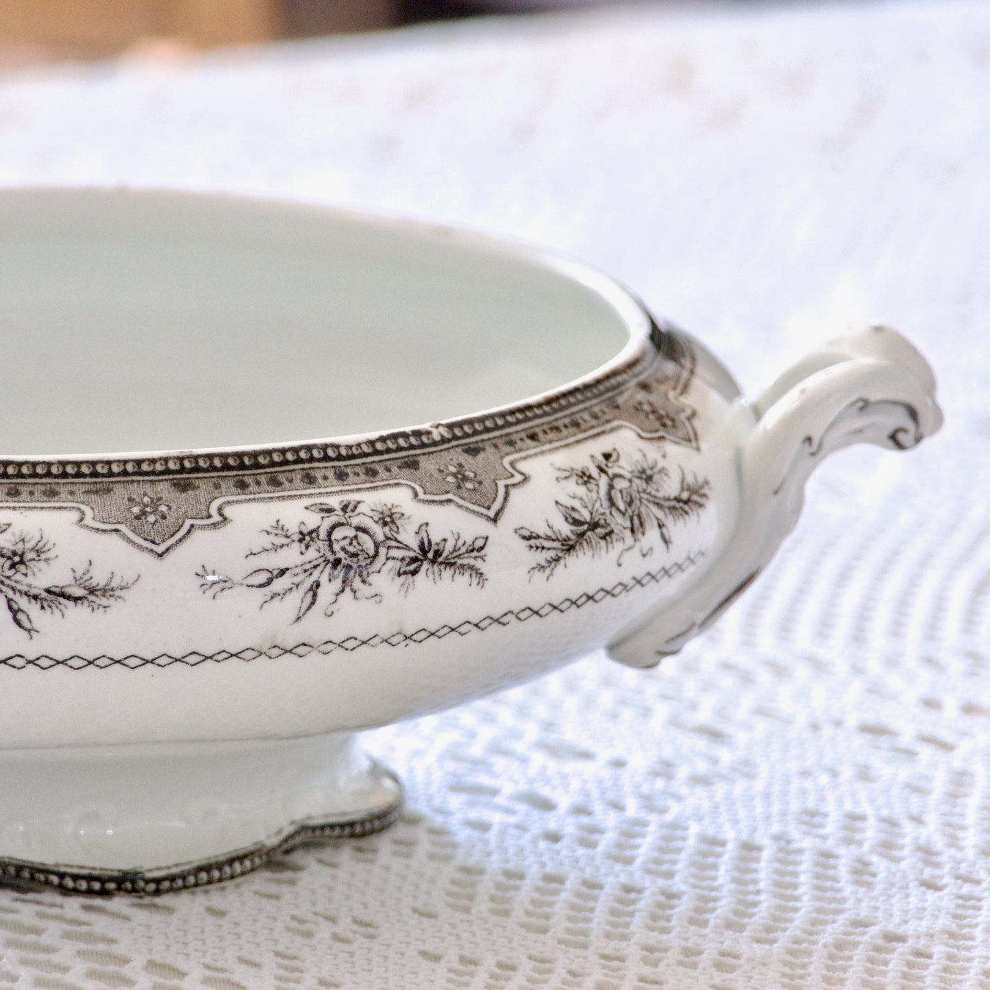 Légumier / saladier terre de fer signé Onnaing collection "Roses Mousses"