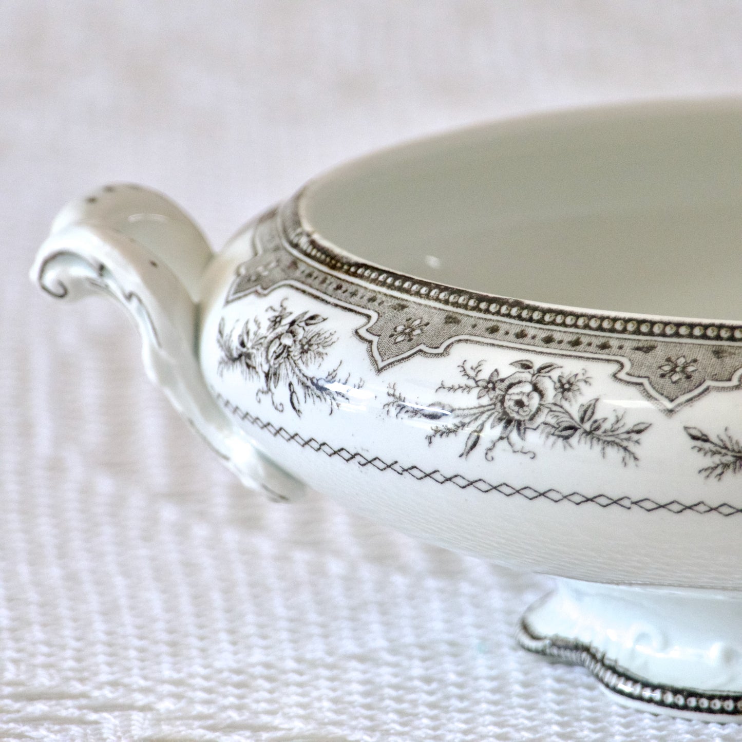 Légumier / saladier terre de fer signé Onnaing collection "Roses Mousses"