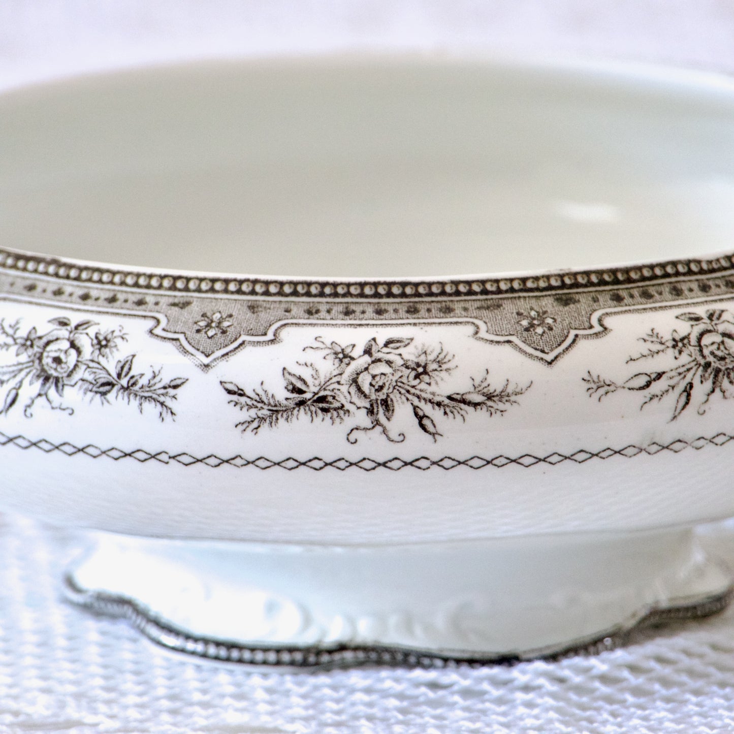 Légumier / saladier terre de fer signé Onnaing collection "Roses Mousses"