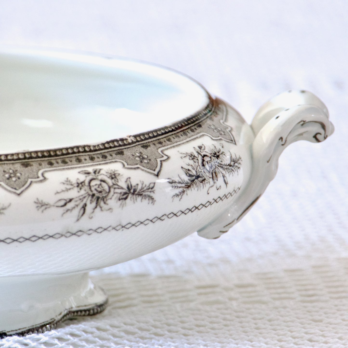 Légumier / saladier terre de fer signé Onnaing collection "Roses Mousses"