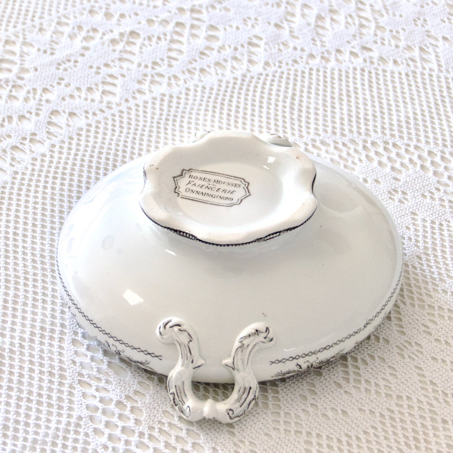 Légumier / saladier terre de fer signé Onnaing collection "Roses Mousses"