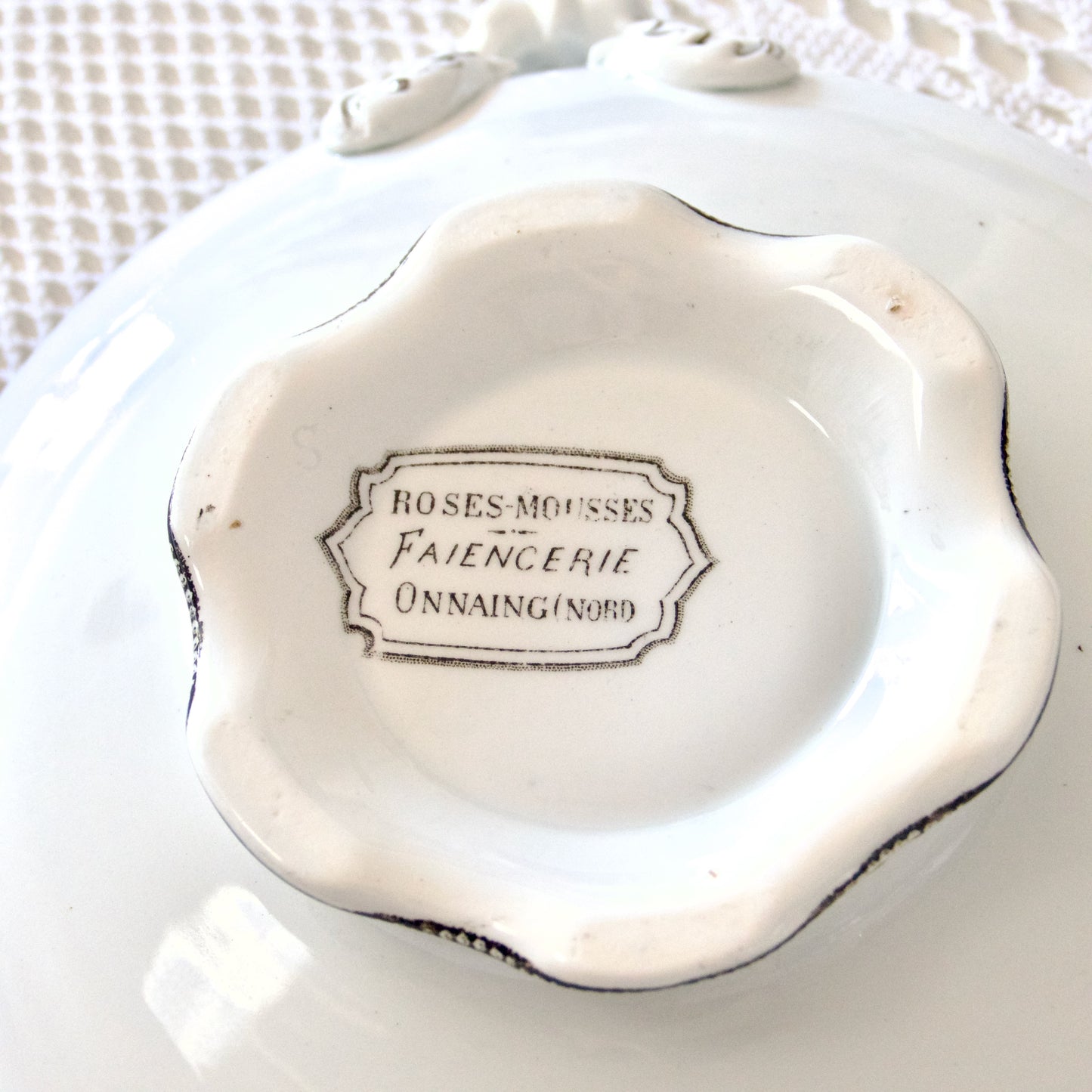 Légumier / saladier terre de fer signé Onnaing collection "Roses Mousses"