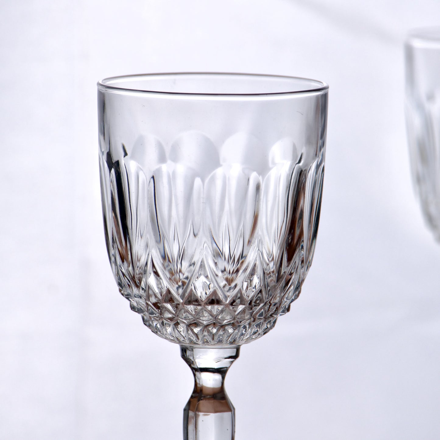 8 verres anciens ciselure goutte et diamant