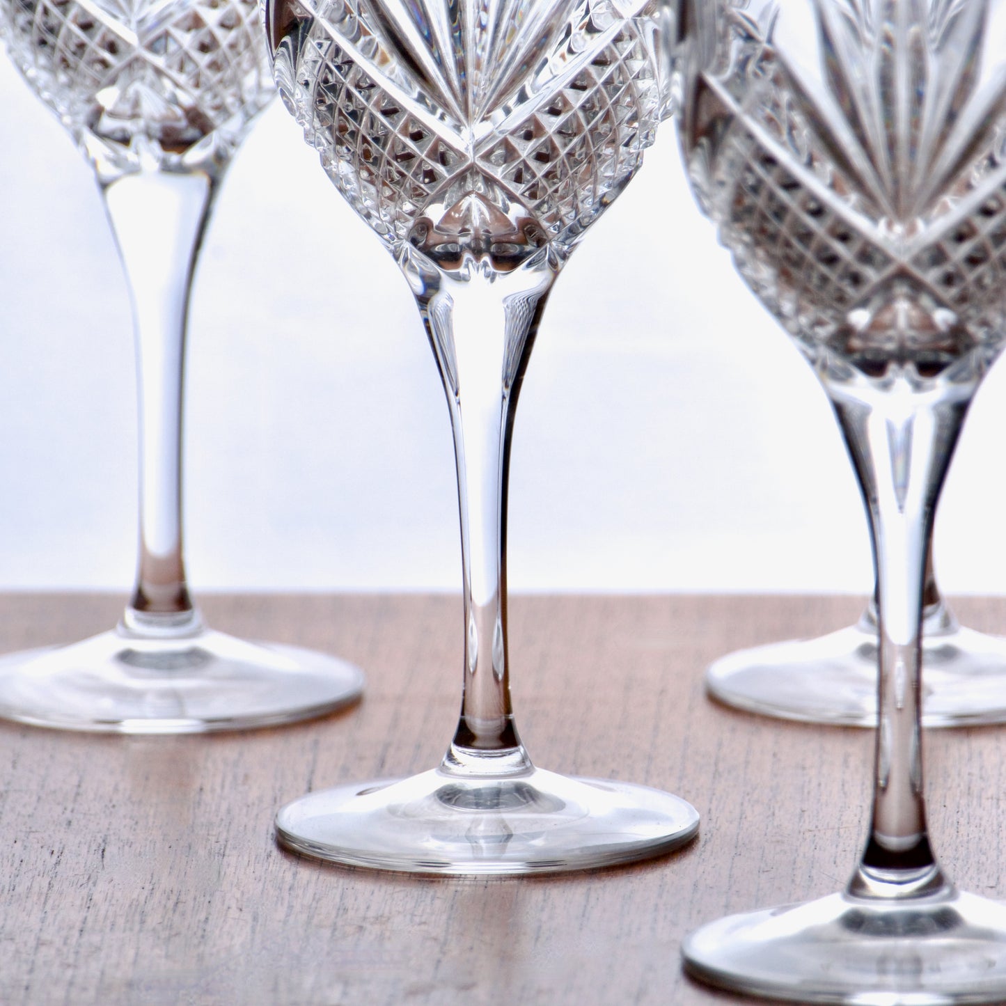 6 grands verres à vin anciens en cristal ciselé