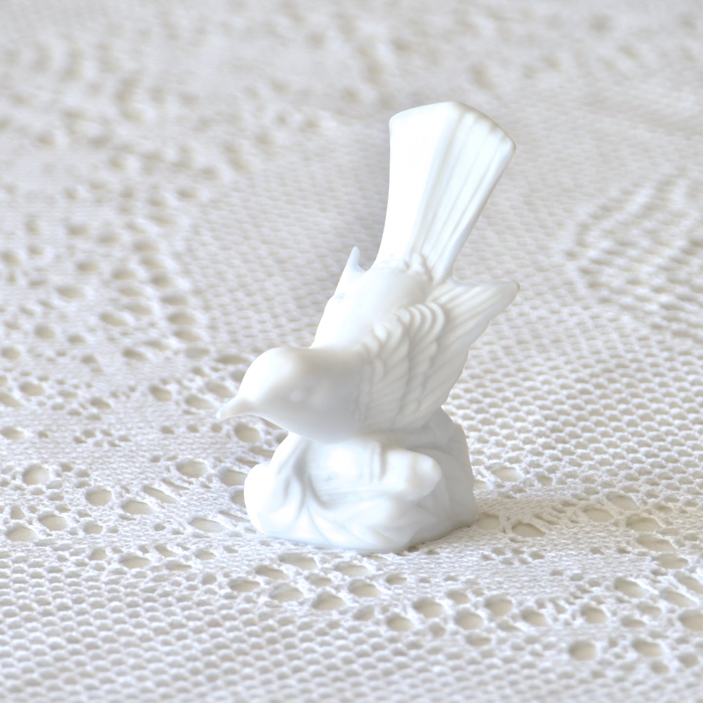 Duo de statuettes oiseaux en biscuit de porcelaine