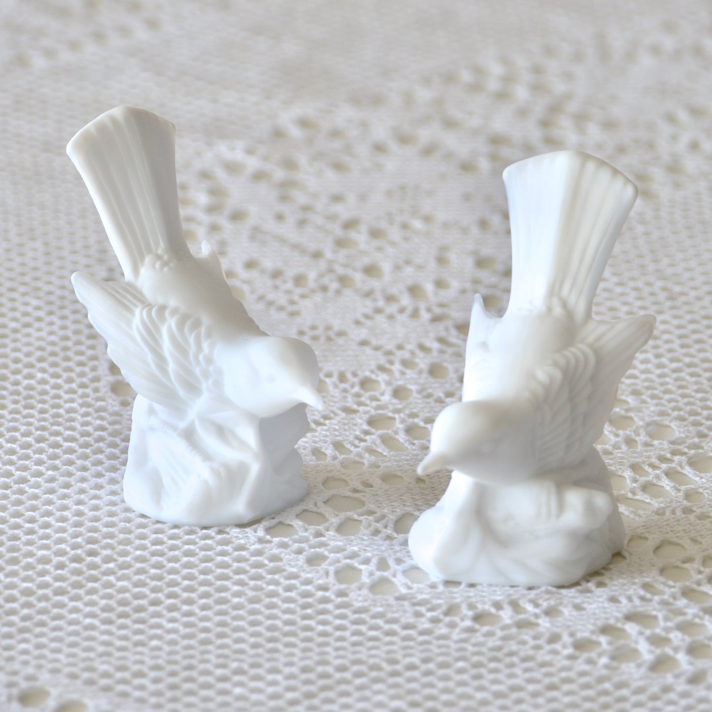 Duo de statuettes oiseaux en biscuit de porcelaine