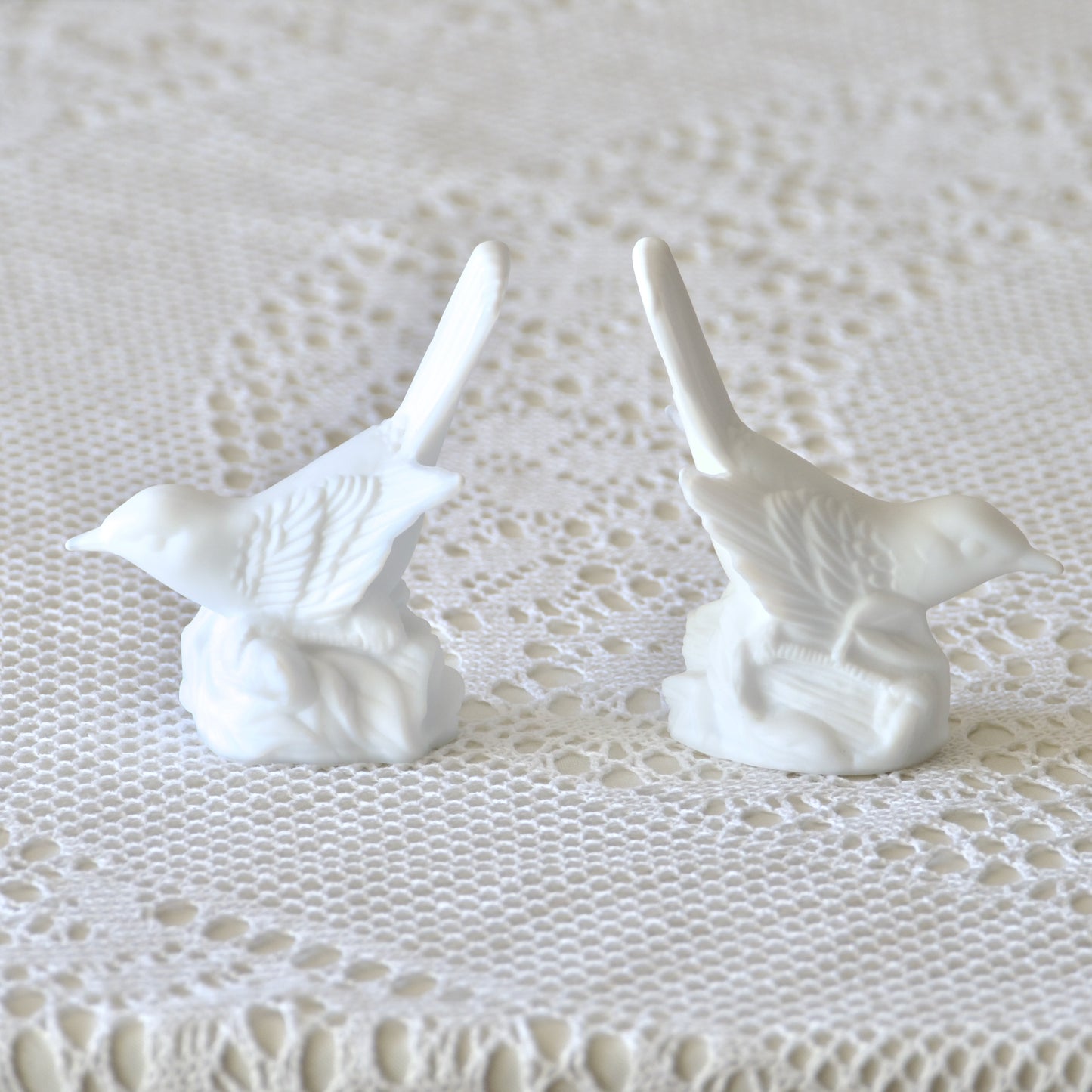 Duo de statuettes oiseaux en biscuit de porcelaine