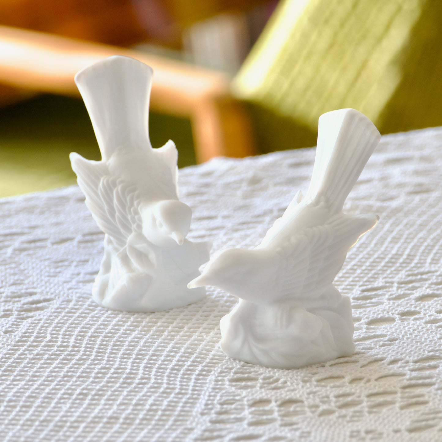 Duo de statuettes oiseaux en biscuit de porcelaine