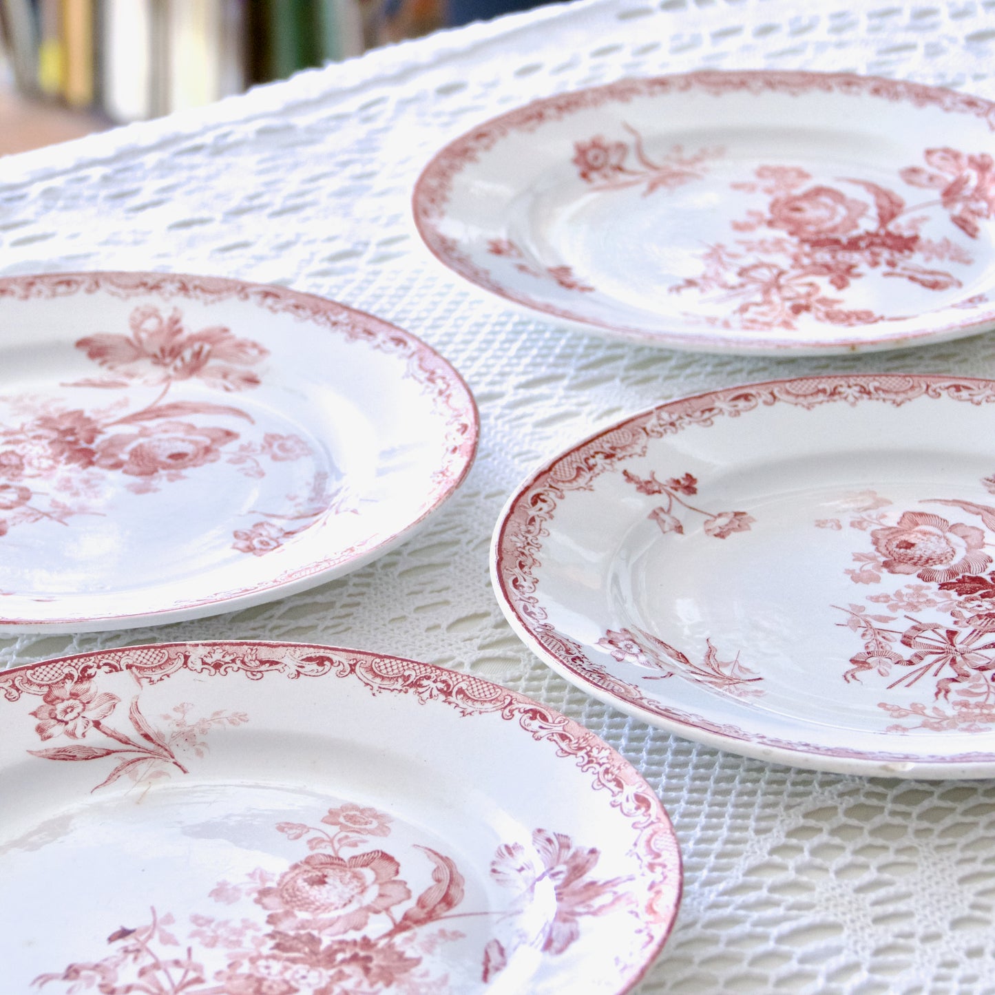 4 assiettes plates Sarreguemines "Fontanges" avec défauts - terre de fer rose